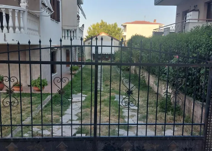 Areti's Garden Apartament *